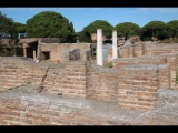 06519 ostia - regio iv - insula v - schola del traiano (iv,v,15) and domus (iv,v,16) - blick in ri halle (p) - 2014.jpg